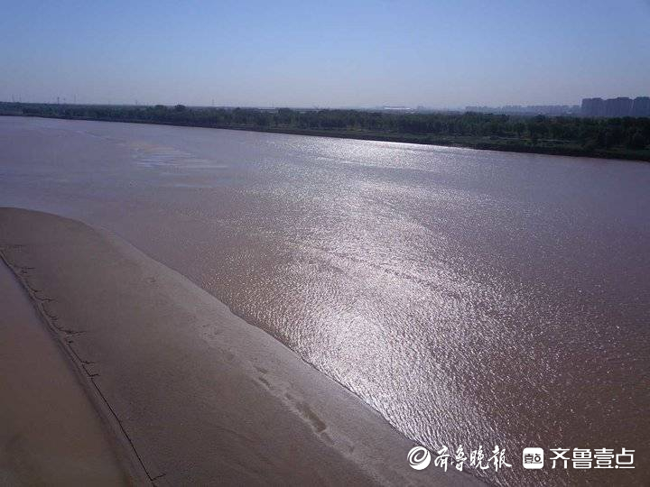 济南黄河段正处于年度低水位阶段，河底部分沙洲露出