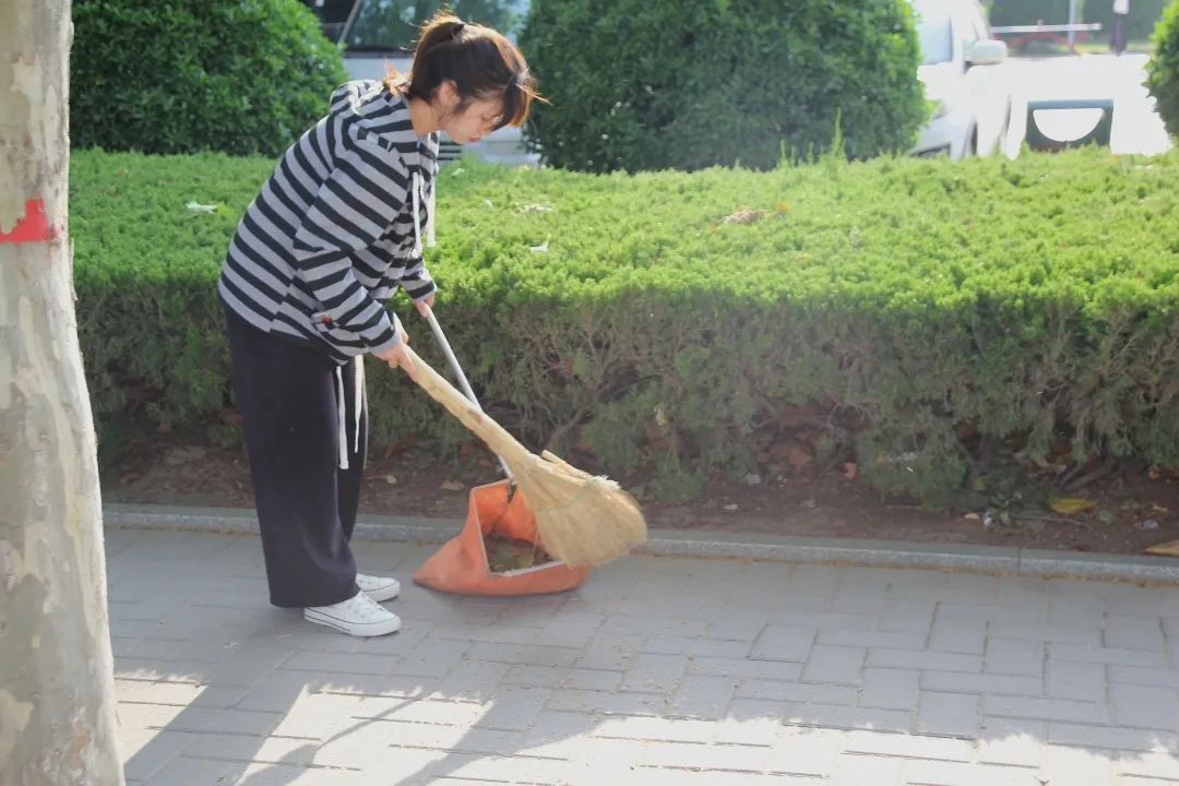聊城大学学子变身,五一到学校后勤去劳动-齐鲁晚报·齐鲁壹点