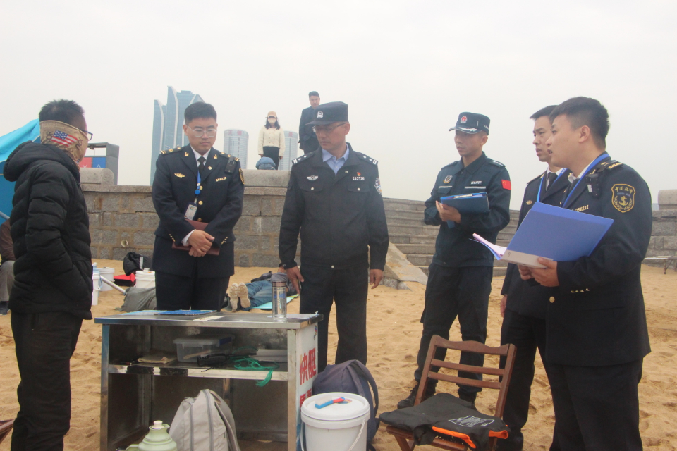 日照海警局东港工作站开展涉客船舶联合执法检查-齐鲁晚报网