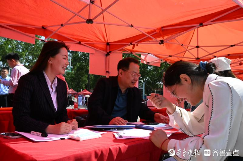 对口专业单位登门招贤！毕业生多渠道就业忙自荐