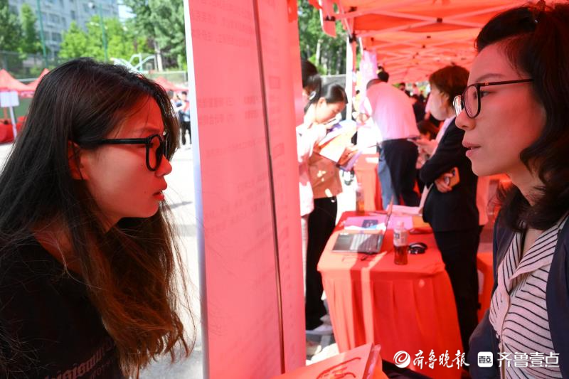 对口专业单位登门招贤！毕业生多渠道就业忙自荐