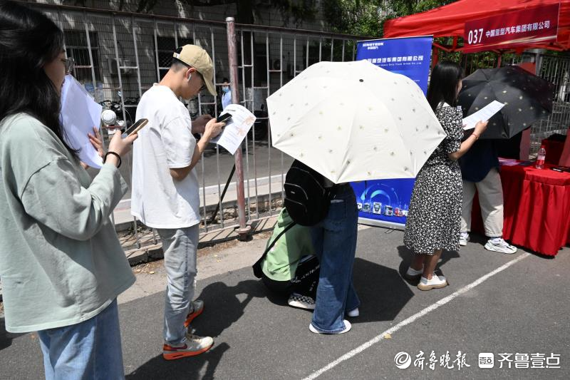 对口专业单位登门招贤！毕业生多渠道就业忙自荐