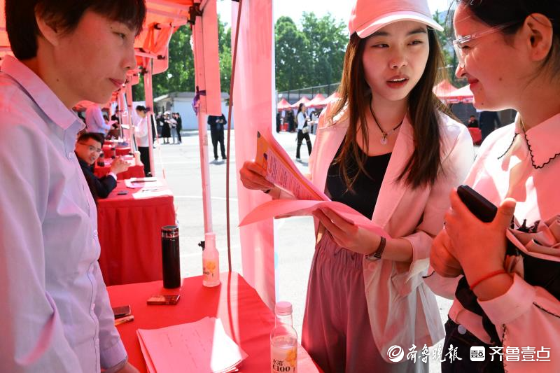 对口专业单位登门招贤！毕业生多渠道就业忙自荐