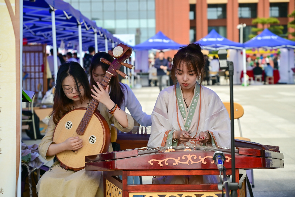“沉浸式”体验传统文化，青岛理工大学这场游园会有点儿“热”！