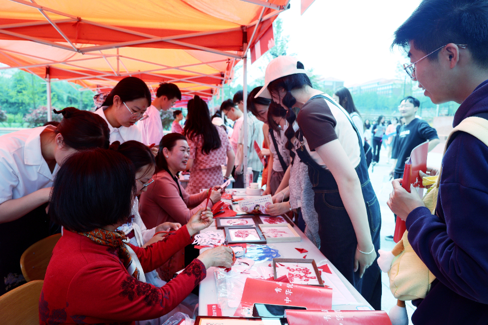 “沉浸式”体验传统文化，青岛理工大学这场游园会有点儿“热”！