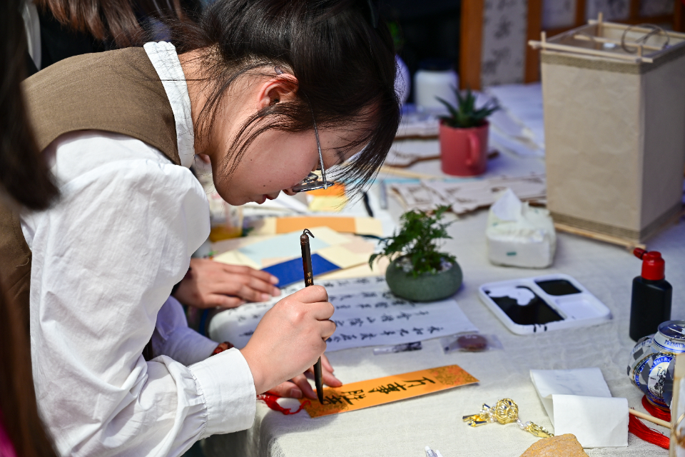 “沉浸式”体验传统文化，青岛理工大学这场游园会有点儿“热”！