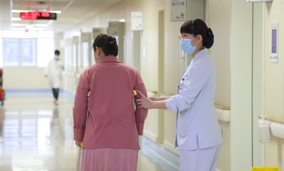 亮剑吧！护士|烟台山医院护士“康复师”，蹲守病床前个性化指导