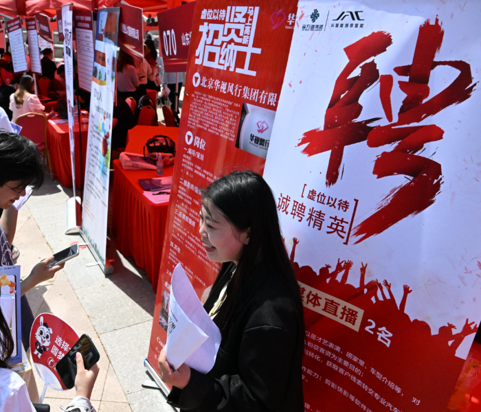 5月16日上午，“职约历下 职等你来”就业服务高校行山东传媒职业学院专场招聘会暨《毕业生·我推介》第三场落地双选会在山东传媒职业学院举行。120余家用人单位提供各类岗位2600余个，具体岗位包含录音技术与艺术、影视动画、摄影摄像技术、播音与主持、广播影视节目制作、后期制作、动画制作、电商运营等。