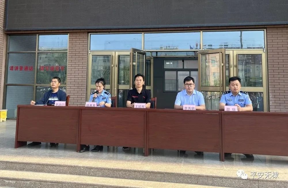 17日,无棣县公安局来到县第三初级中学开展"法制宣传进校园"宣讲活动