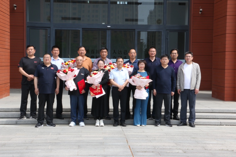 荣成市第一中学为退休教师举办荣退仪式-齐鲁晚报·齐鲁壹点