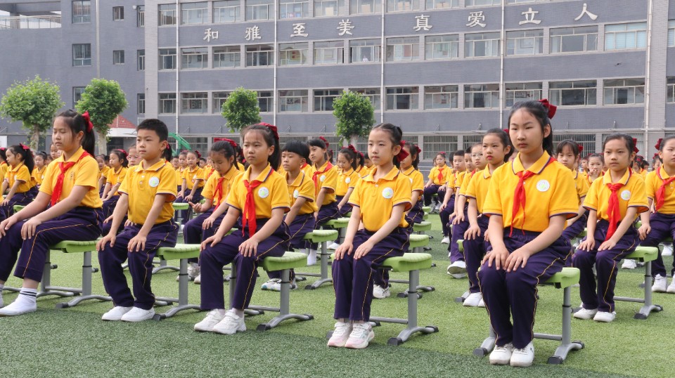 争做新时代好队员霍家街小学举办少先队入队仪式