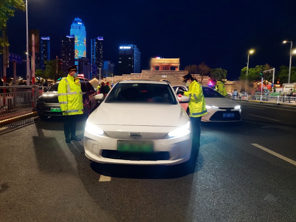 一晚查扣11部非法网约车!