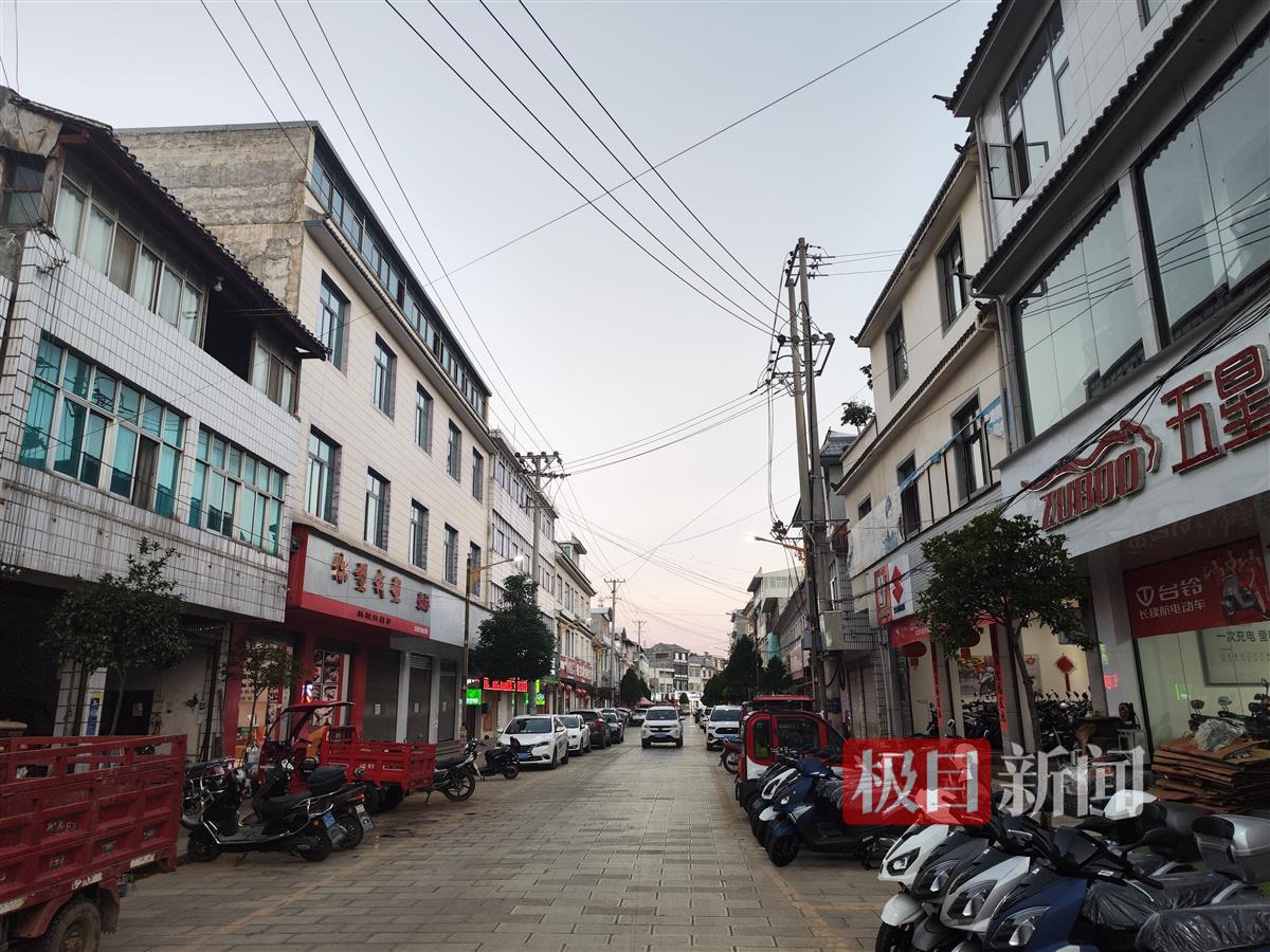 航天员桂海潮来自云南保山，是街上有名的大学生，儿时发小：他读书时拿奖拿到手软