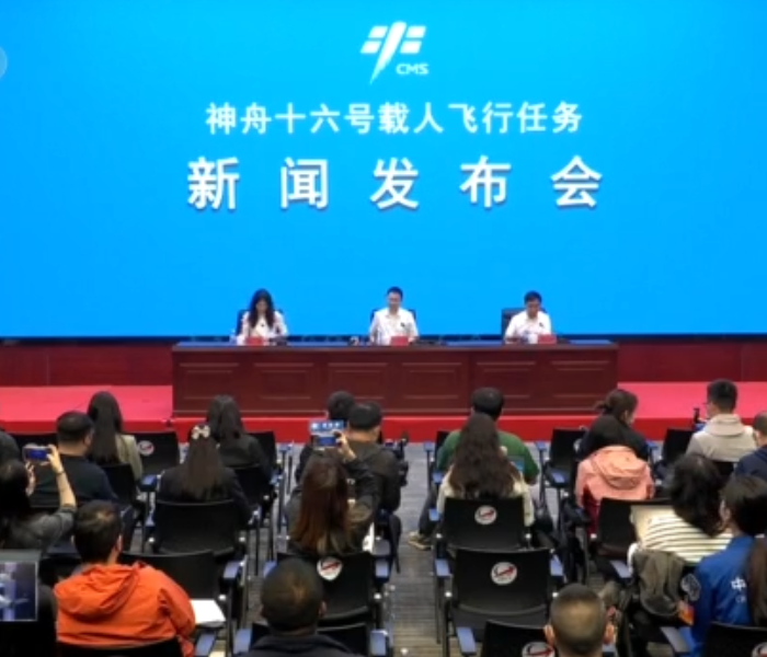 经空间站应用与发展阶段飞行任务总指挥部研究决定，神舟十六号航天员乘组由指令长景海鹏、航天飞行工程师朱杨柱、载荷专家桂海潮3名航天员组成。5月30日，由3种类别航天员构成的全新乘组将出征太空，执行空间站应用与发展阶段的首次载人飞行任务。