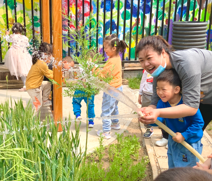 看到一些优秀的孩子，人们总会感叹那是“别人家的孩子”，但事实上，“我家孩子”也很棒！
“六一”儿童节来临之际，齐鲁晚报·齐鲁壹点记者采访五组家庭，我们很欣慰，在“内卷”之风盛行的时代，仍有不少家长能保持头脑清醒，坚持自己科学的教育理念。童年不可重来，或许经历“内卷”之后，我们才会发现：孩子的童真、自由、快乐、健康才是这个世界上最珍贵奢侈的东西。