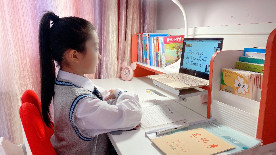 我家孩子｜陪女儿走秀，看女儿主持，寻找课堂之外的舞台