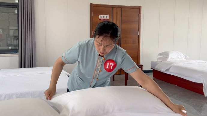 果然视频丨干净又利索，客房服务员赛项执裁得拿尺子量