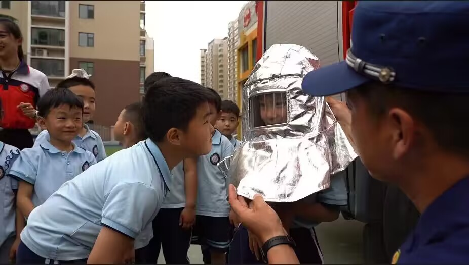儿童节，小朋友变身小小消防员