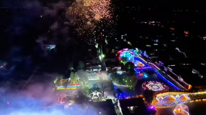 飞越泰安·航拍泰山｜夜空中绽放刹那芳华，邱家店王林坡村烟花秀
