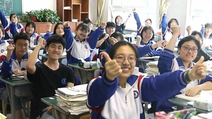 壹直播｜在山东一所高中的毕业典礼上，记者遇见了这些感动