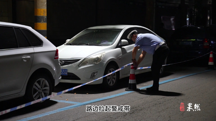 果然视频|奎文交警提前清理潍坊中学考点道路两侧停放车辆