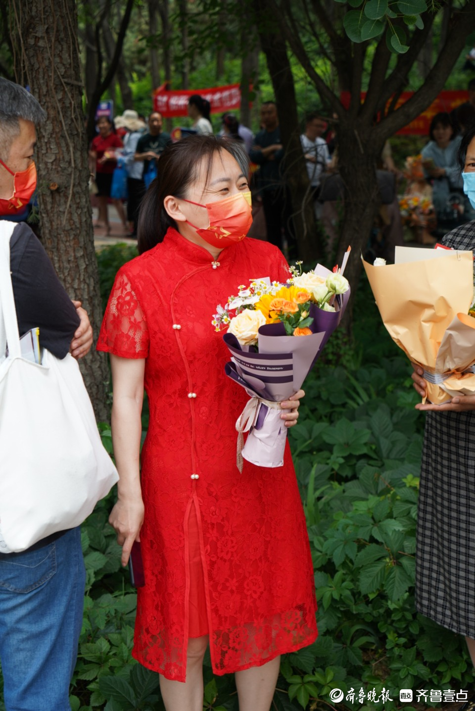 聚焦高考丨旗开得胜旗袍妈妈们已就位