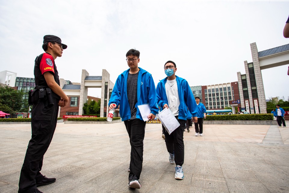 仪式感拉满首场考试结束家长送上鲜花鼓励