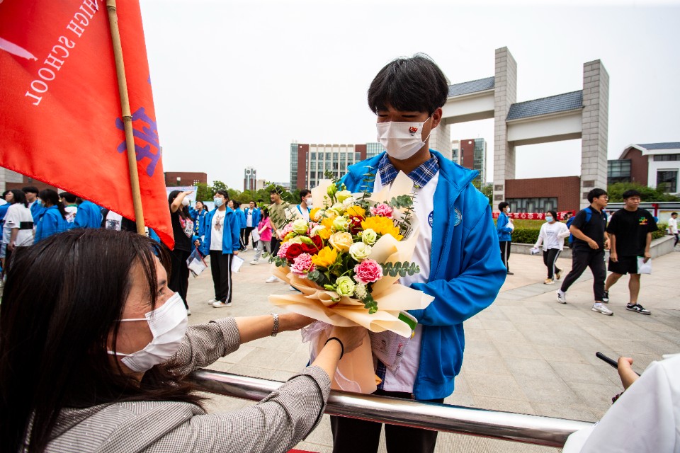 仪式感拉满首场考试结束家长送上鲜花鼓励