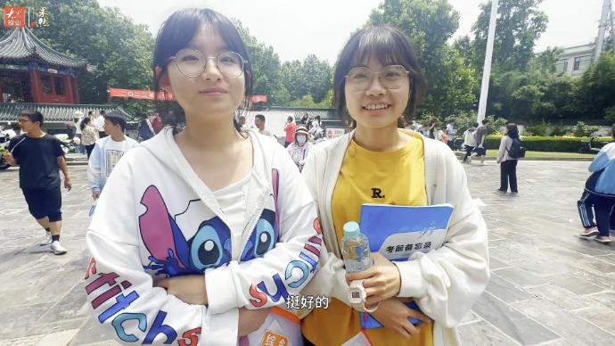 高考首场结束，俩开朗女生轻松出场：语文题目和平时难度差不多