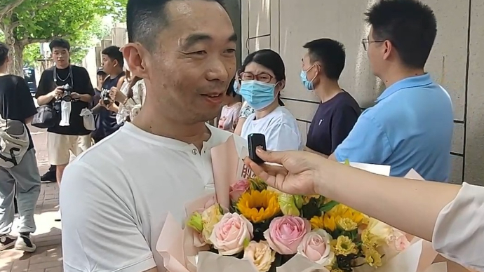 果然视频|“只要孩子喜欢自己就好”，今年考生家长们更从容淡定