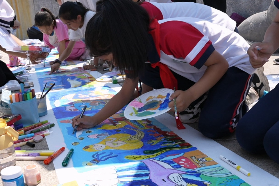 世界海洋日，青岛百余名少年共绘“我心目中的海洋”