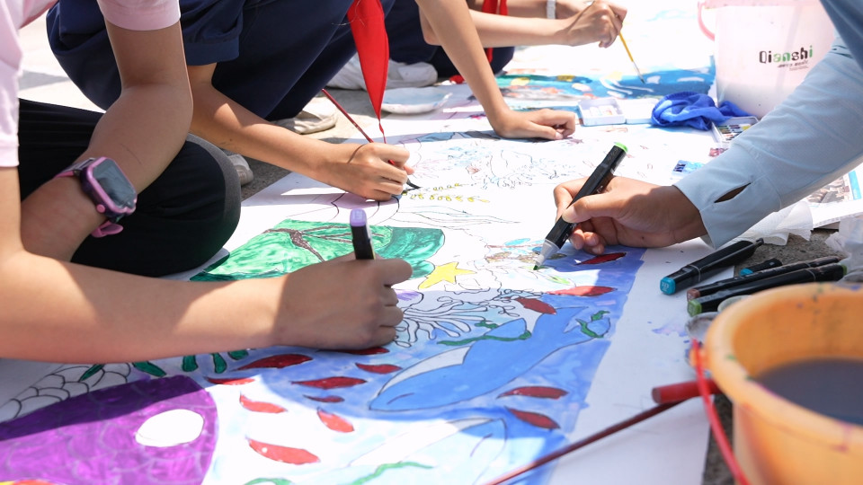世界海洋日，青岛百余名少年共绘“我心目中的海洋”