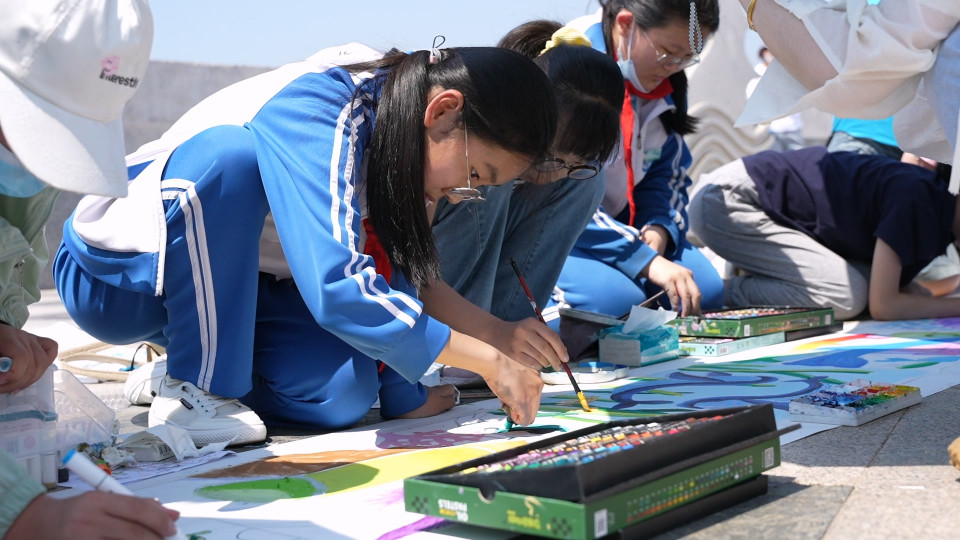 世界海洋日，青岛百余名少年共绘“我心目中的海洋”