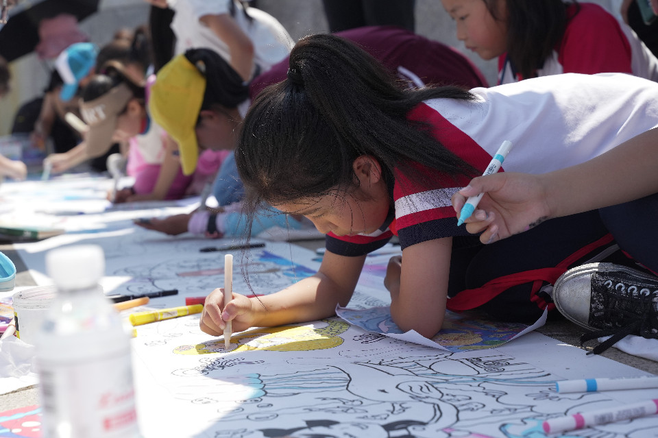 世界海洋日，青岛百余名少年共绘“我心目中的海洋”