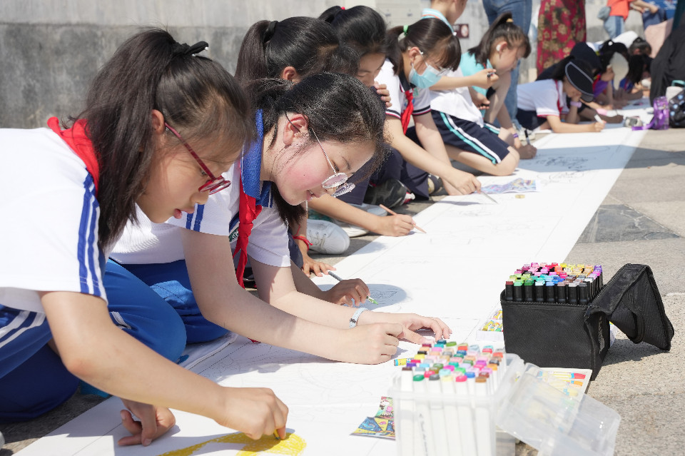 世界海洋日，青岛百余名少年共绘“我心目中的海洋”