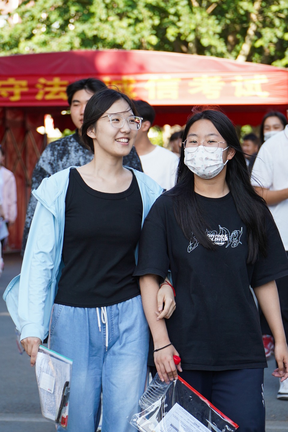 高考第二天结束考生们自信走出考场