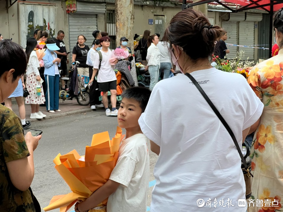 图集|高考结束，“二孩接考官”真不少