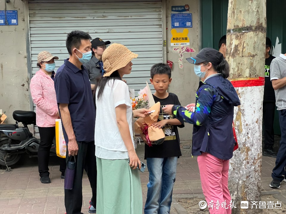 图集|高考结束，“二孩接考官”真不少