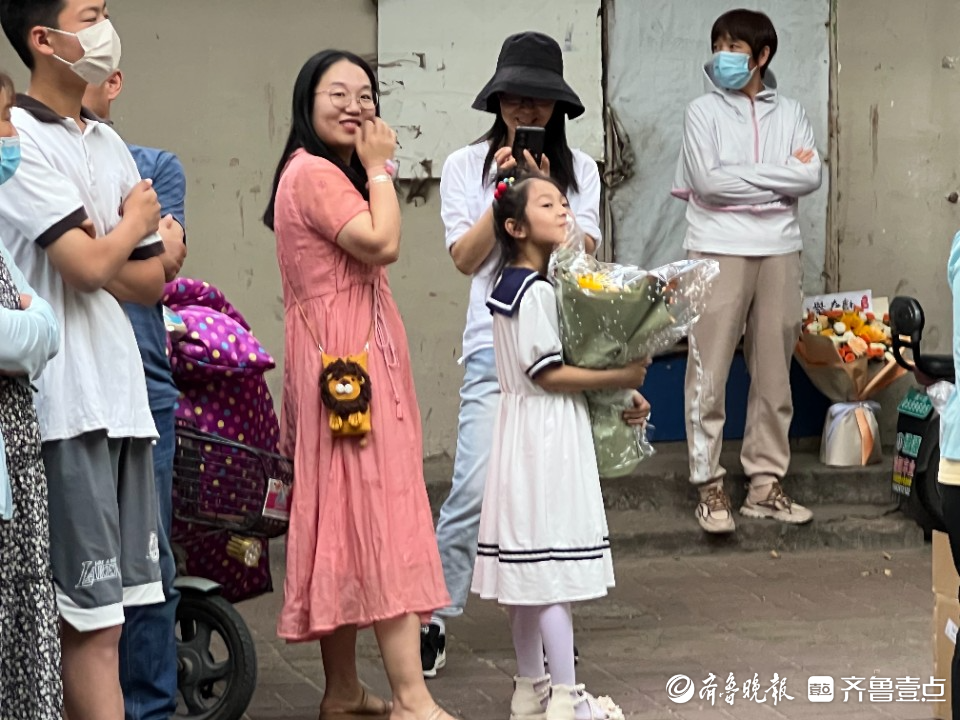 图集|高考结束，“二孩接考官”真不少