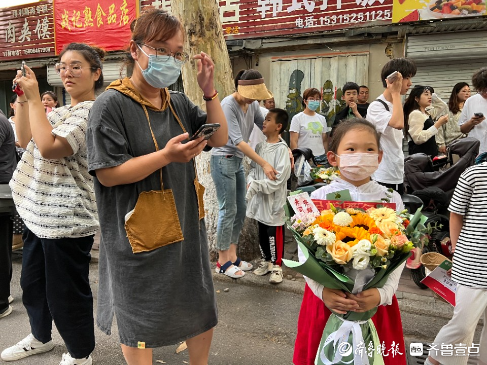 图集|高考结束，“二孩接考官”真不少