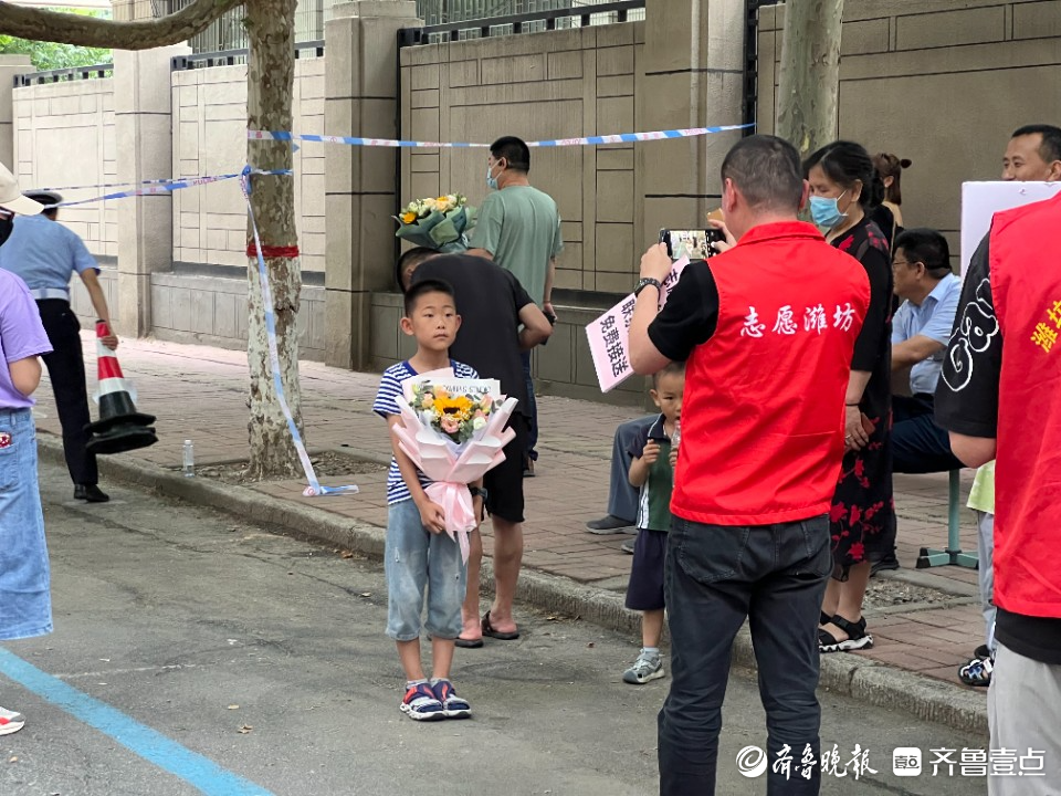 图集|高考结束，“二孩接考官”真不少