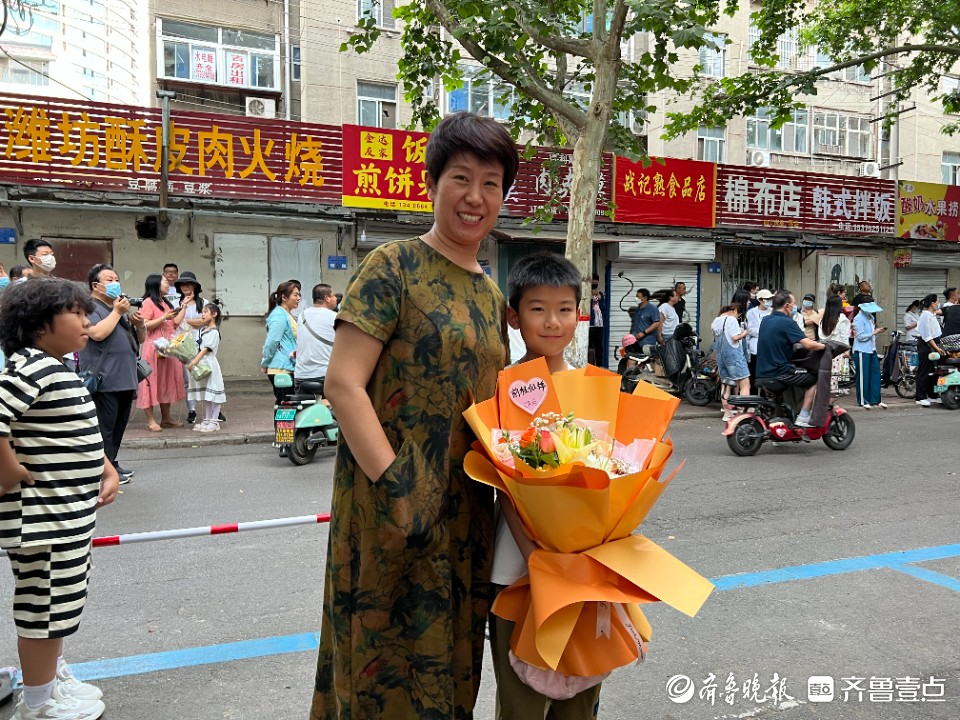 图集|高考结束，“二孩接考官”真不少