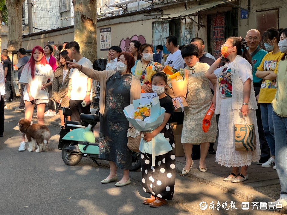 图集|高考结束，“二孩接考官”真不少