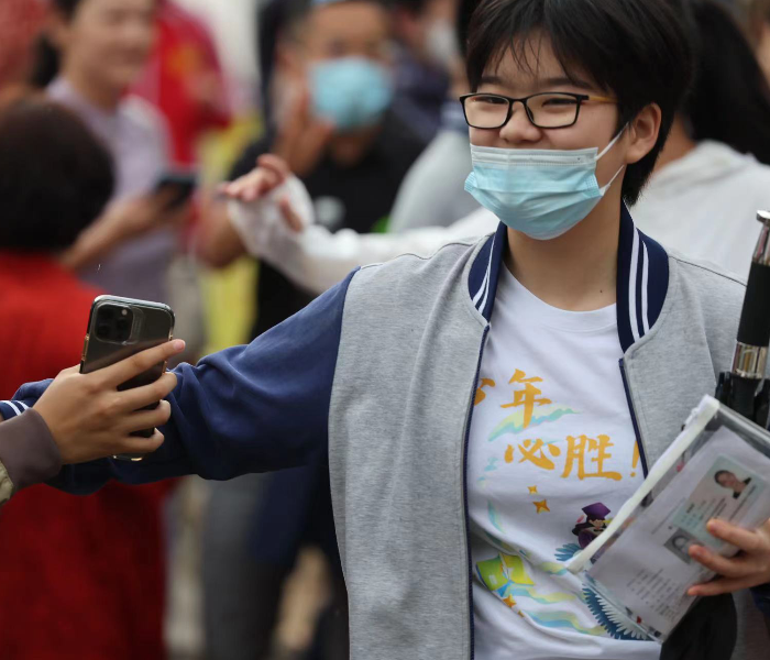 6月12日，2023年济南初中学业水平考试在雨中拉开帷幕。济南中考为期三天，将一直持续至14日。