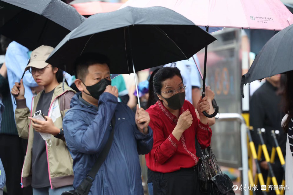 济南中考雨中开考，场外父母冒雨陪伴