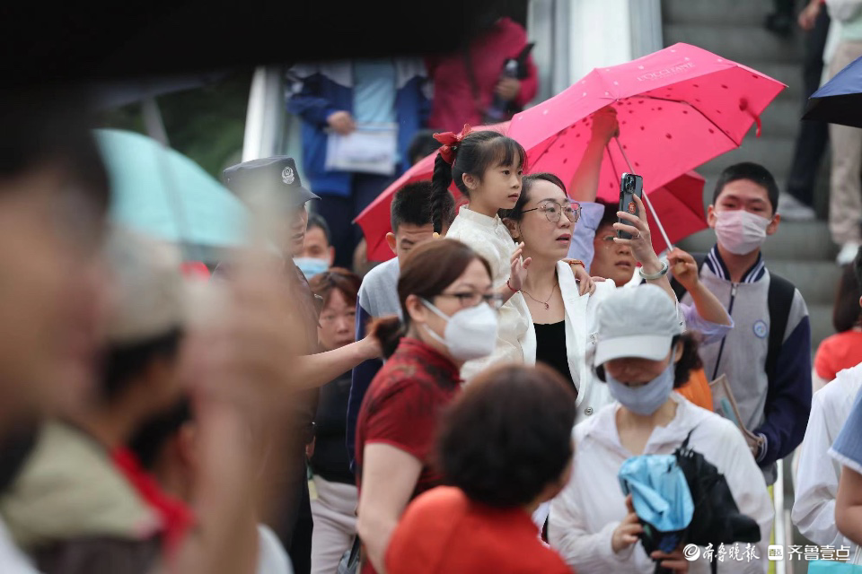 济南中考雨中开考，场外父母冒雨陪伴
