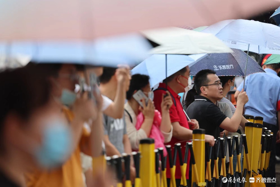 济南中考雨中开考，场外父母冒雨陪伴