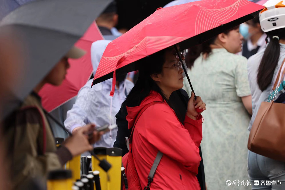 济南中考雨中开考，场外父母冒雨陪伴