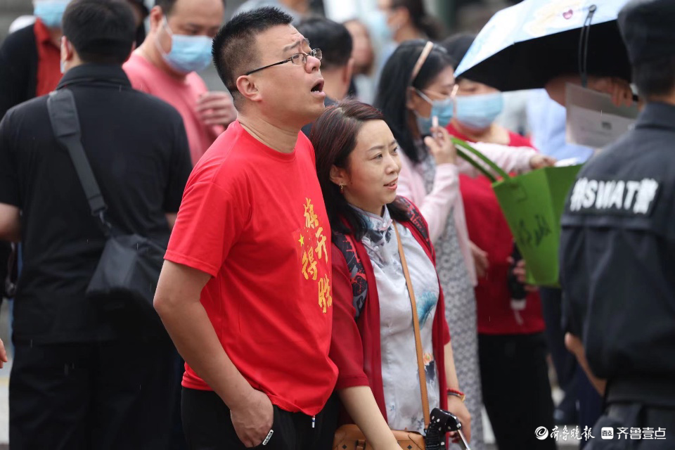 济南中考雨中开考，场外父母冒雨陪伴