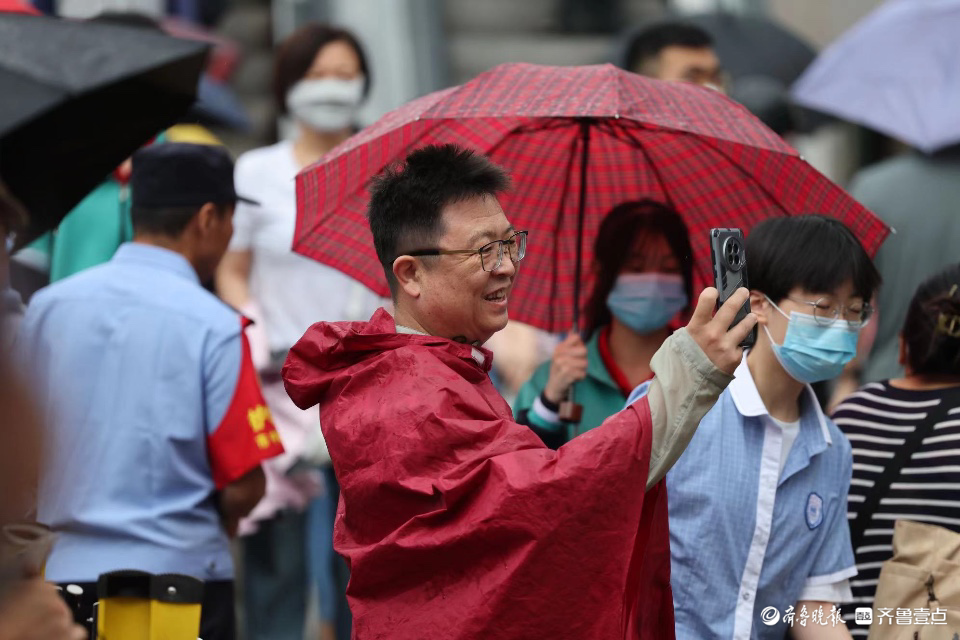 济南中考雨中开考，场外父母冒雨陪伴